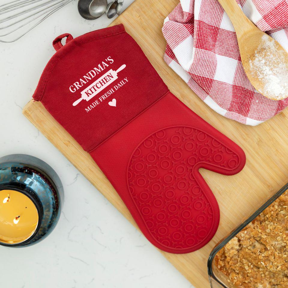 https://www.agiftpersonalized.com/cdn/shop/products/staged_redesignedeverydaysiliconeovenmitt_red_withcobbler_grandma_1800x1800.jpg?v=1691164299